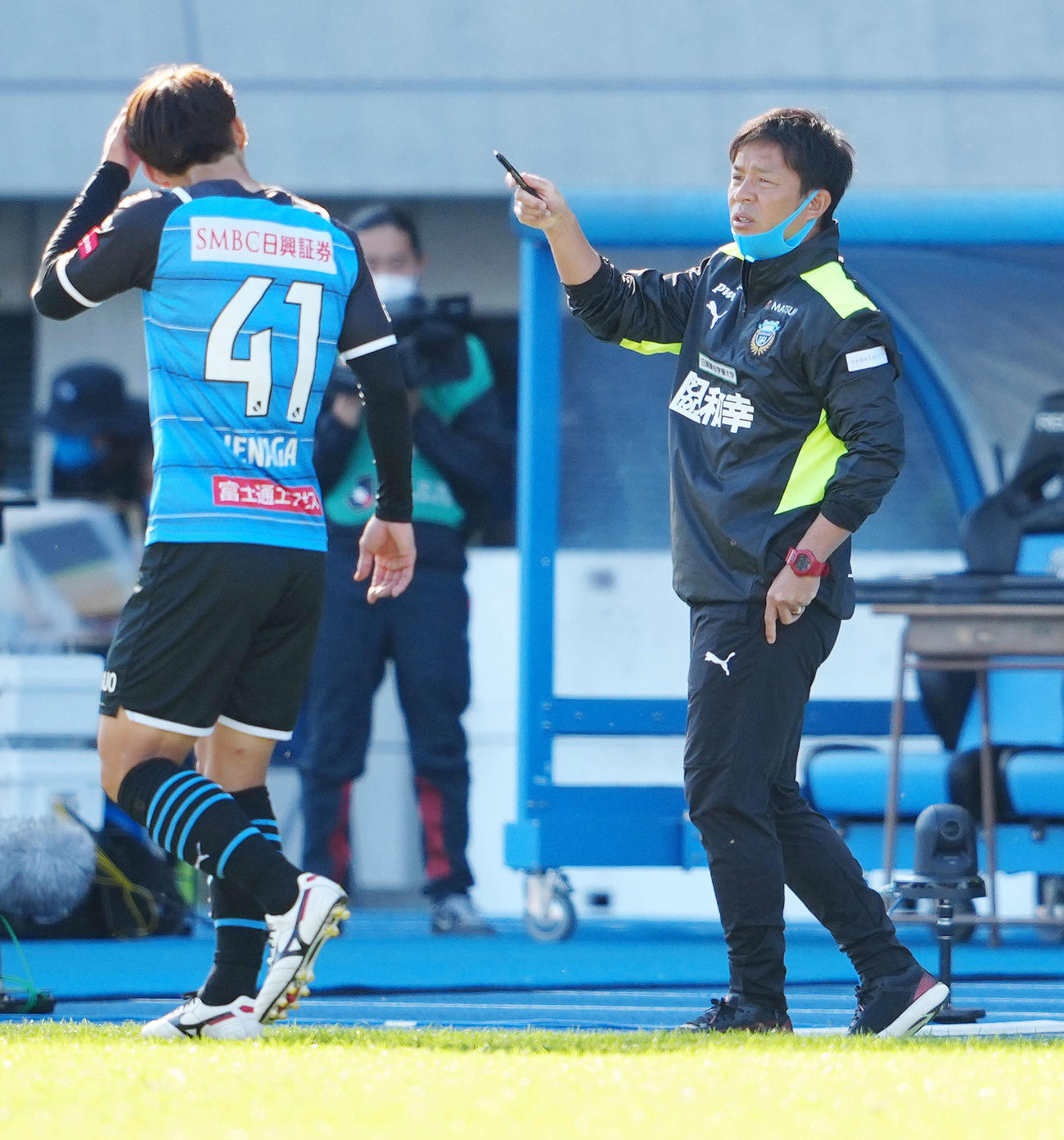 川崎F対浦和　前半、川崎F家長（左）に指示を出す鬼木監督（撮影・江口和貴）