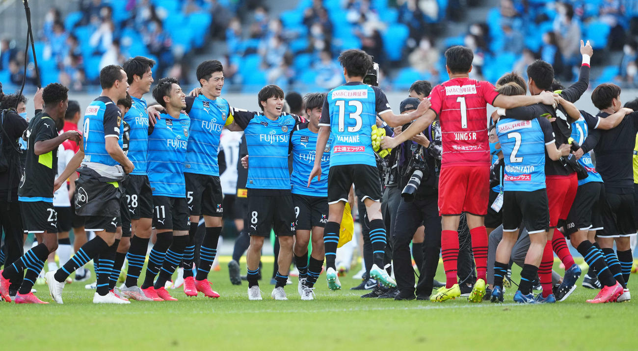 川崎F対浦和　優勝が決まり歓喜する川崎Fの選手たち（撮影・江口和貴）