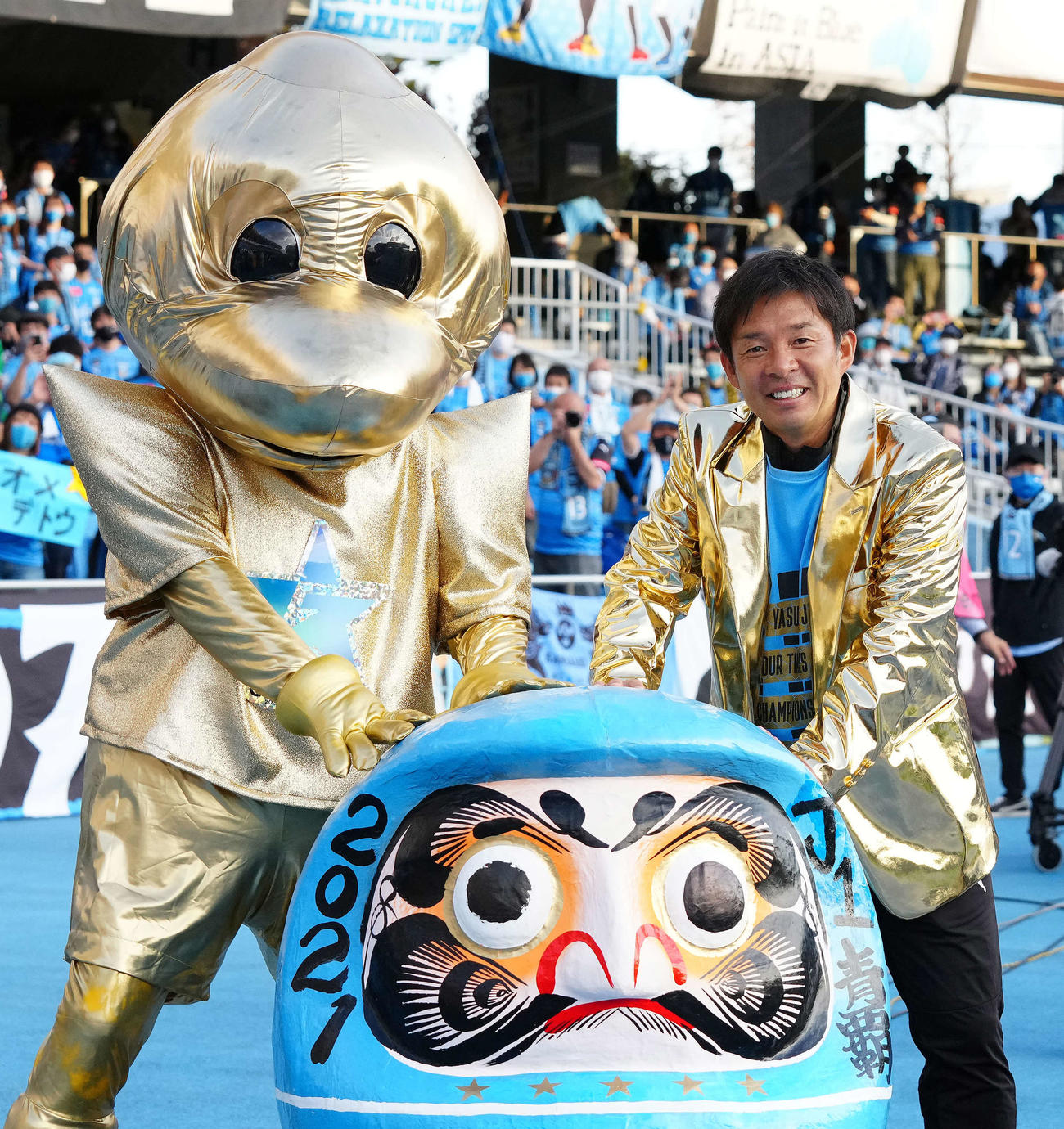 川崎F対浦和　優勝を決め、金のジャケットをまとう川崎F鬼木監督（右）。左はふろん太（撮影・江口和貴）