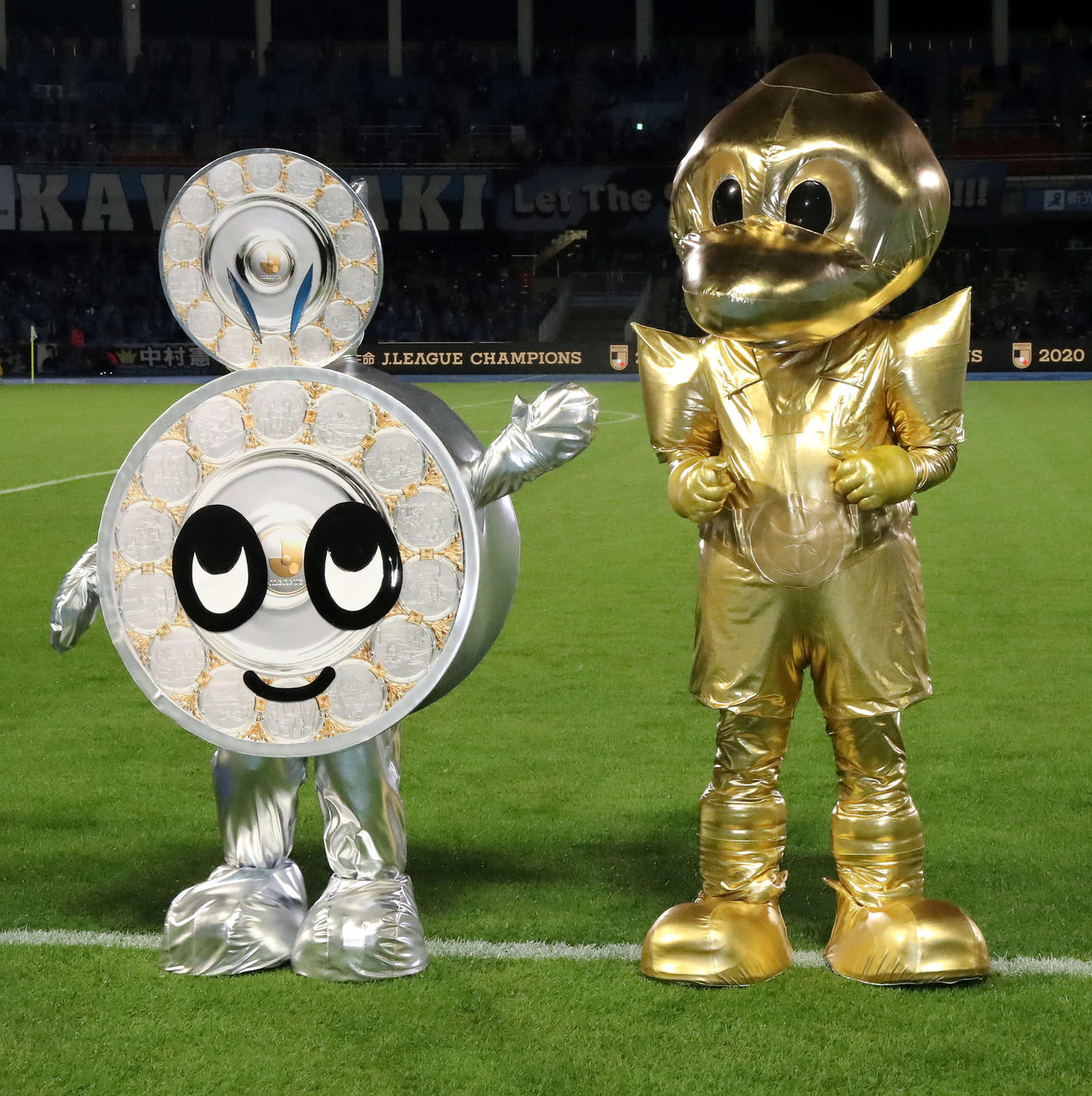 20年11月25日、川崎F対G大阪　金のふろん太（右）とシャーレ姿のカブレラ