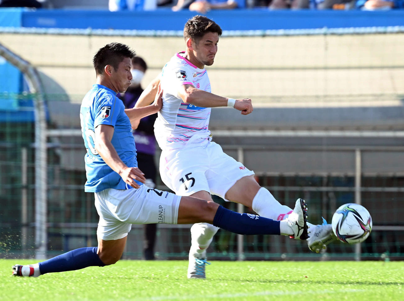 横浜FC対鳥栖　前半、シュートを放つ鳥栖酒井（撮影・たえ見朱実）