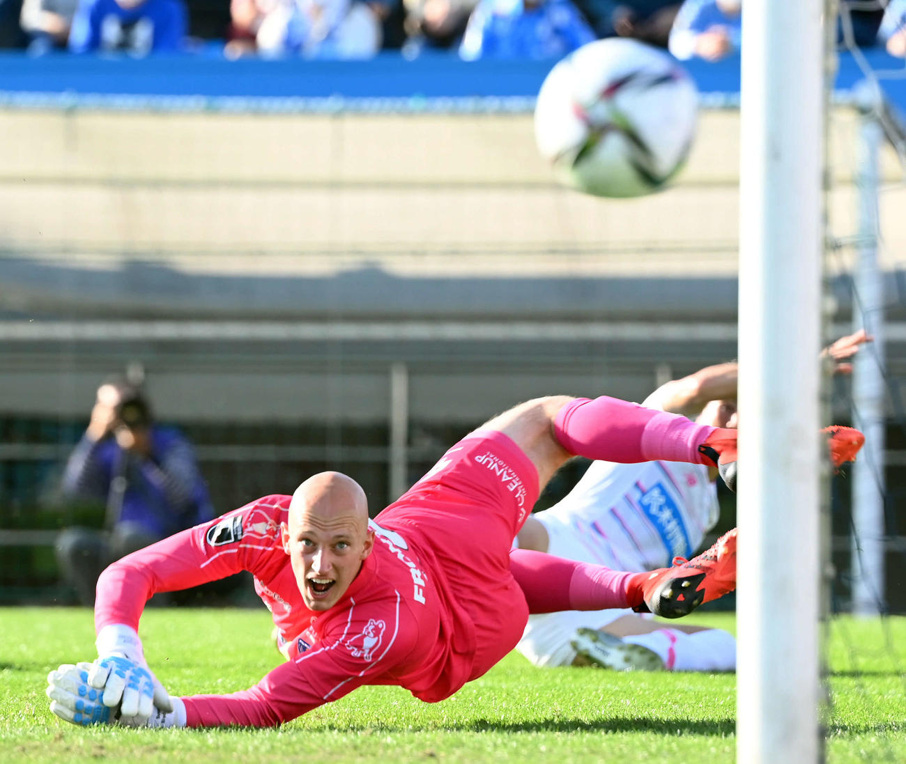 横浜FC対鳥栖　前半、シュートの行方を見る横浜FC・GKブローダーセン（撮影・たえ見朱実）
