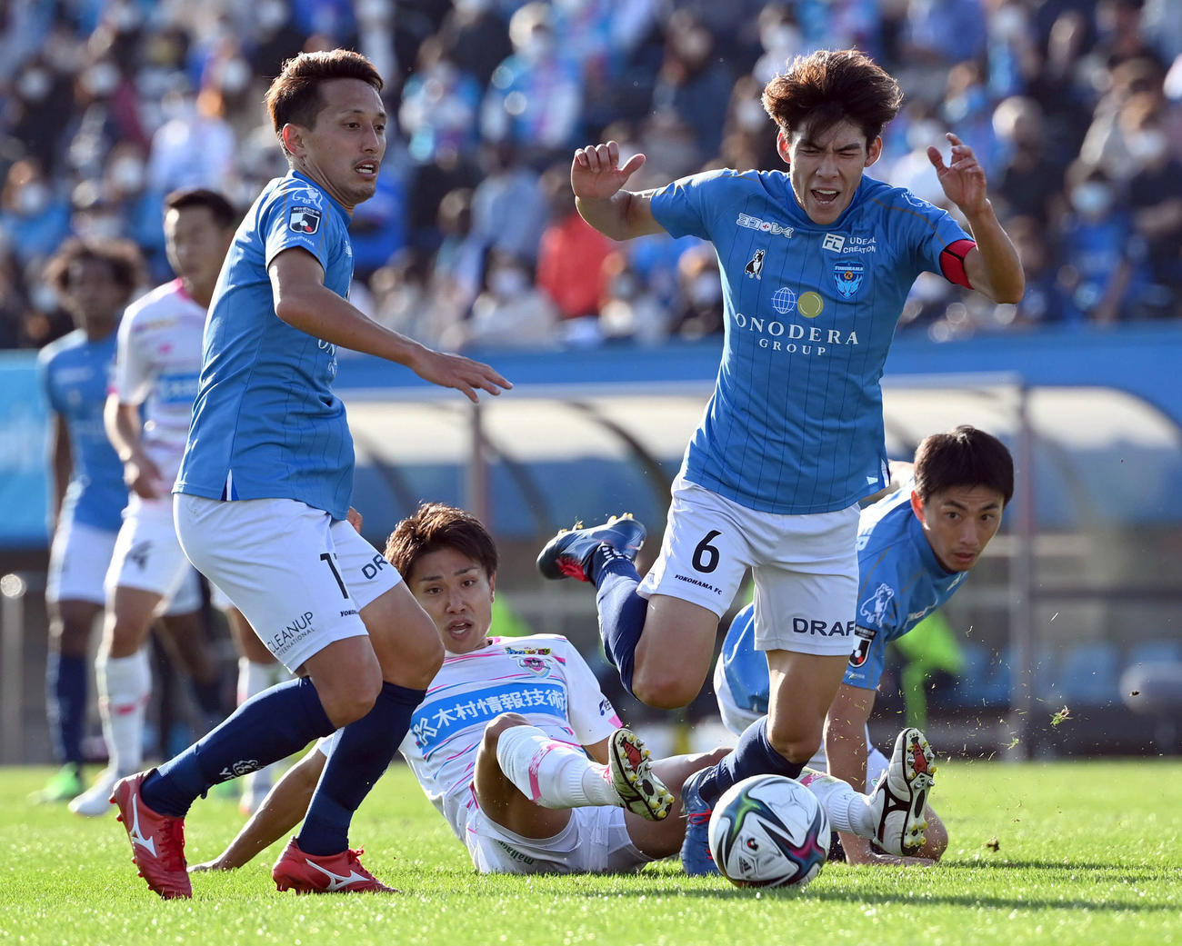 横浜FC対鳥栖　前半、鳥栖の猛攻を防ぐ横浜FC瀬古（中央右）ら守備陣（撮影・たえ見朱実）