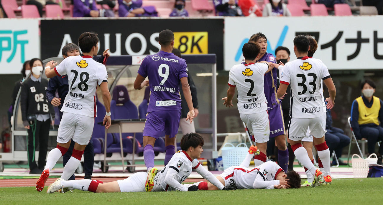 広島対鹿島　ラフプレーでもめる両チーム（撮影・加藤孝規）