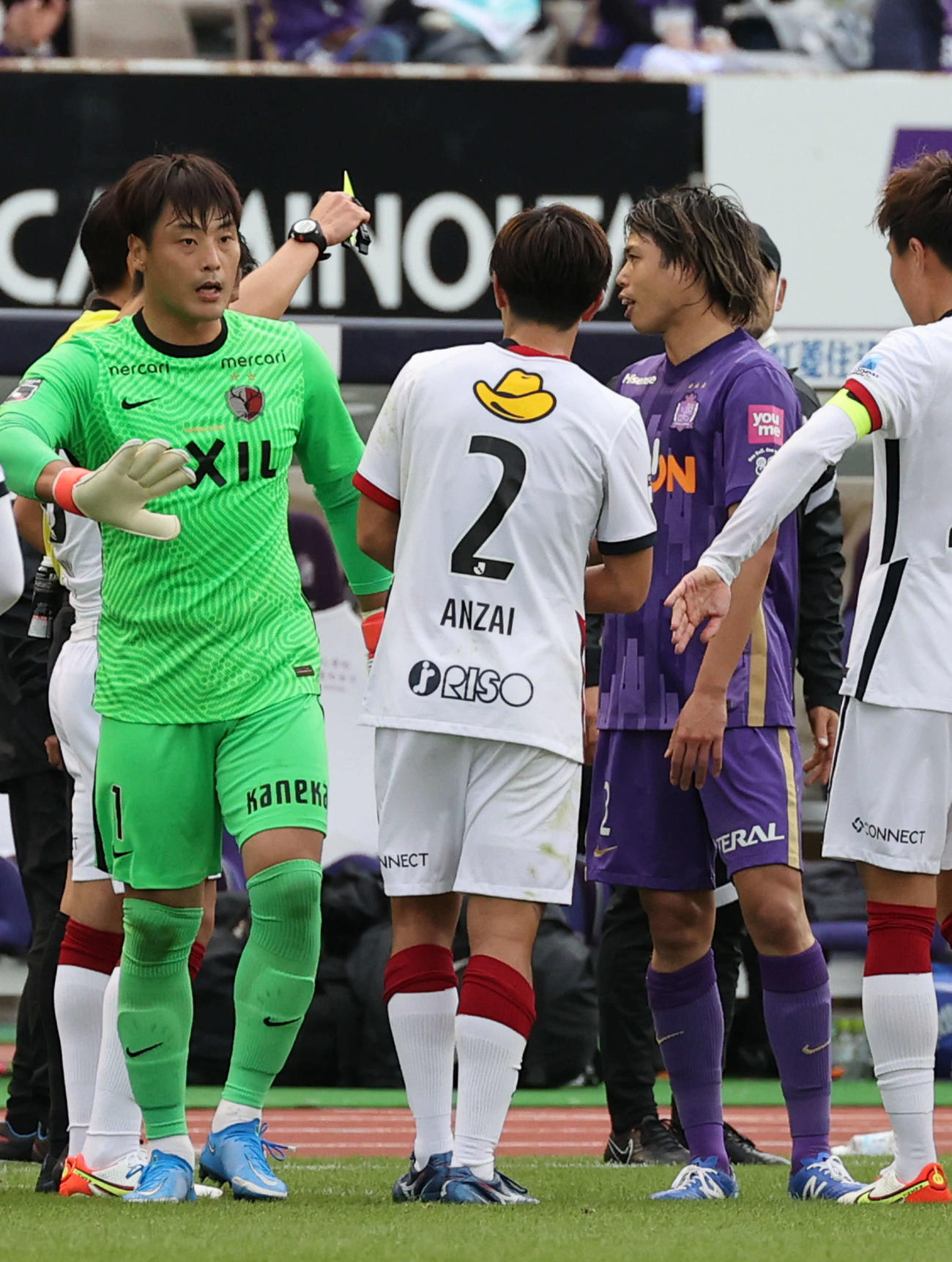 広島対鹿島　ラフプレーでもめる両チーム。広島にイエローカード（撮影・加藤孝規）