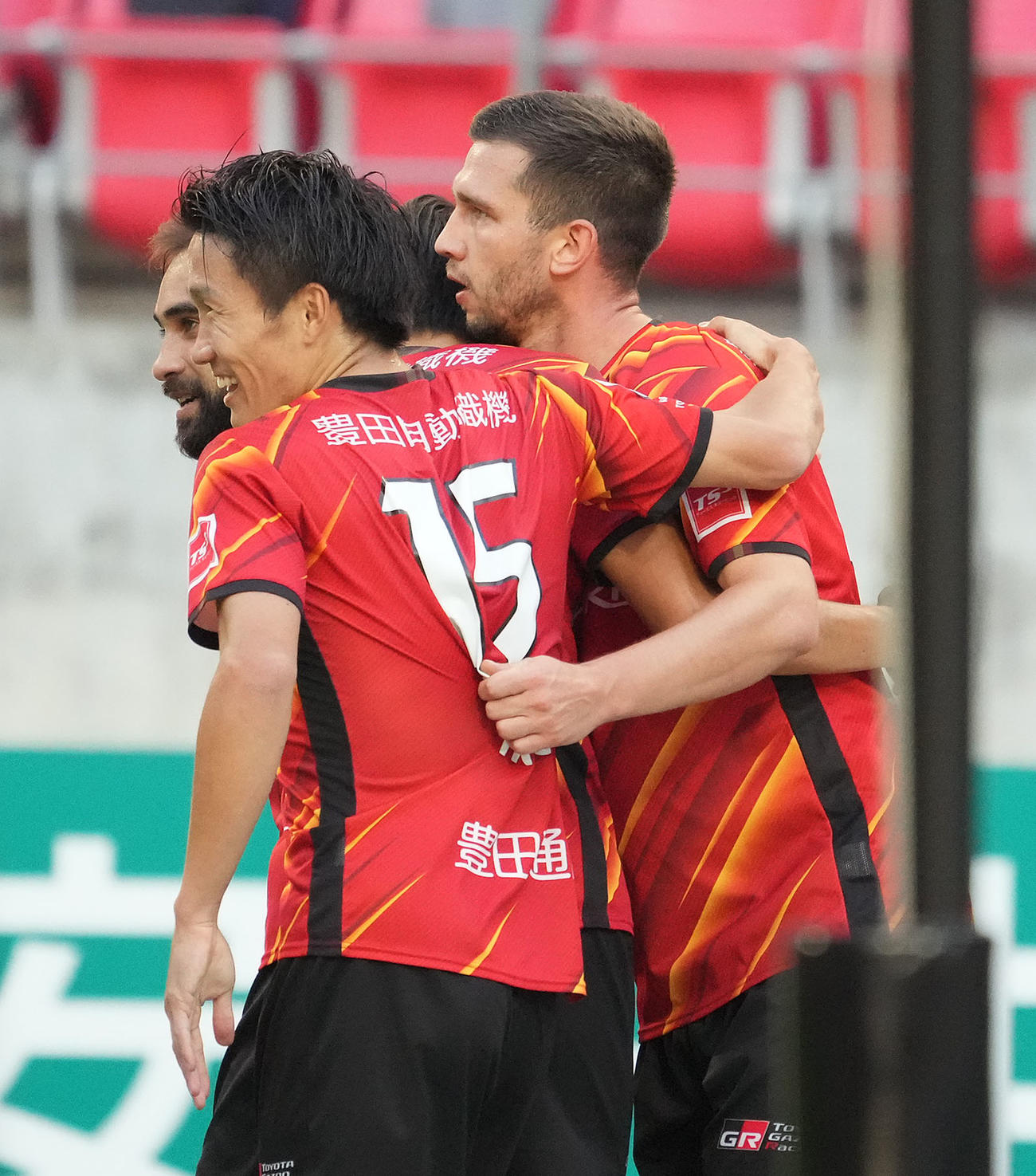 名古屋対柏　前半、先制ゴールを決め喜ぶ名古屋シュヴィルツォク（右）（撮影・森本幸一）