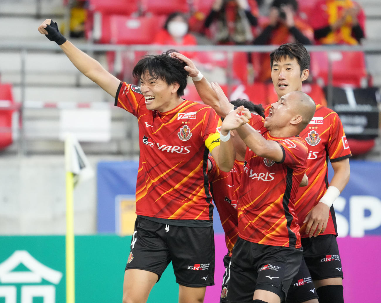 名古屋対柏　後半、チーム2点目のゴールを決め喜ぶ名古屋中谷（左）（撮影・森本幸一）