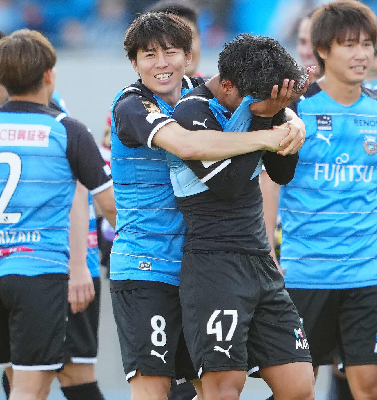 川崎F対浦和　優勝を決め涙する川崎F旗手（中央右）は脇坂からねぎらいを受ける（撮影・江口和貴）