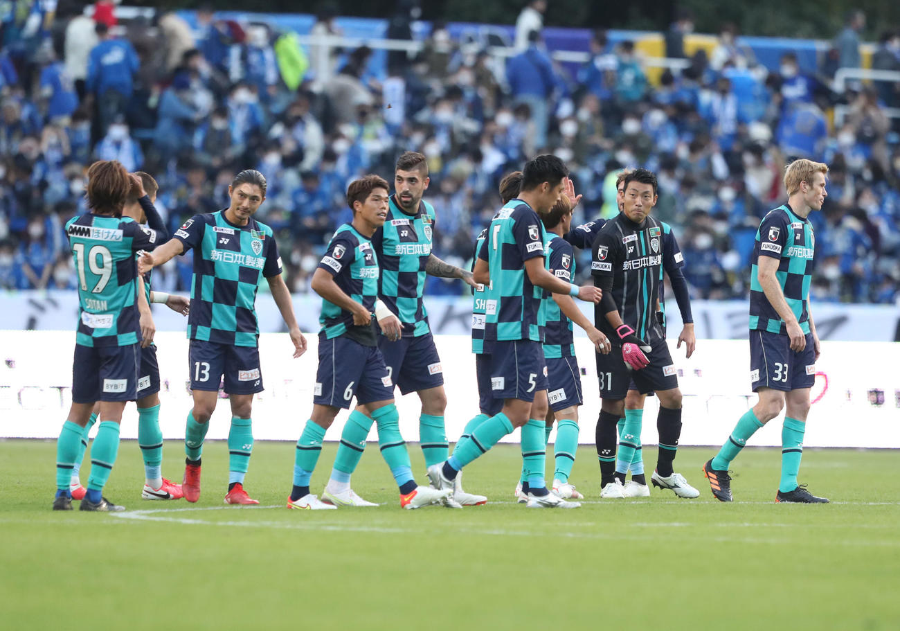 福岡対大分　大分に勝利し、ハイタッチをする福岡イレブン（撮影・屋方直哉）