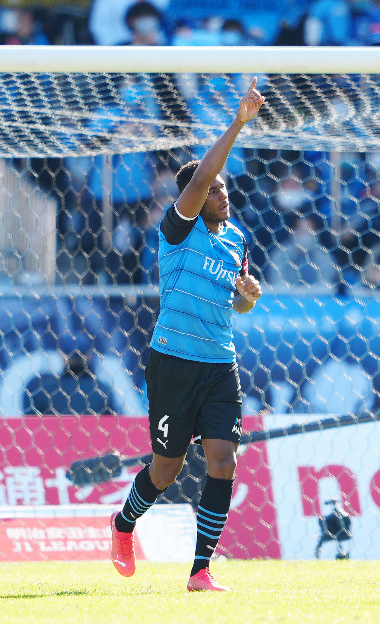 川崎F対浦和　前半、先制ゴールを決め喜ぶ川崎Fジェジエウ（撮影・江口和貴）