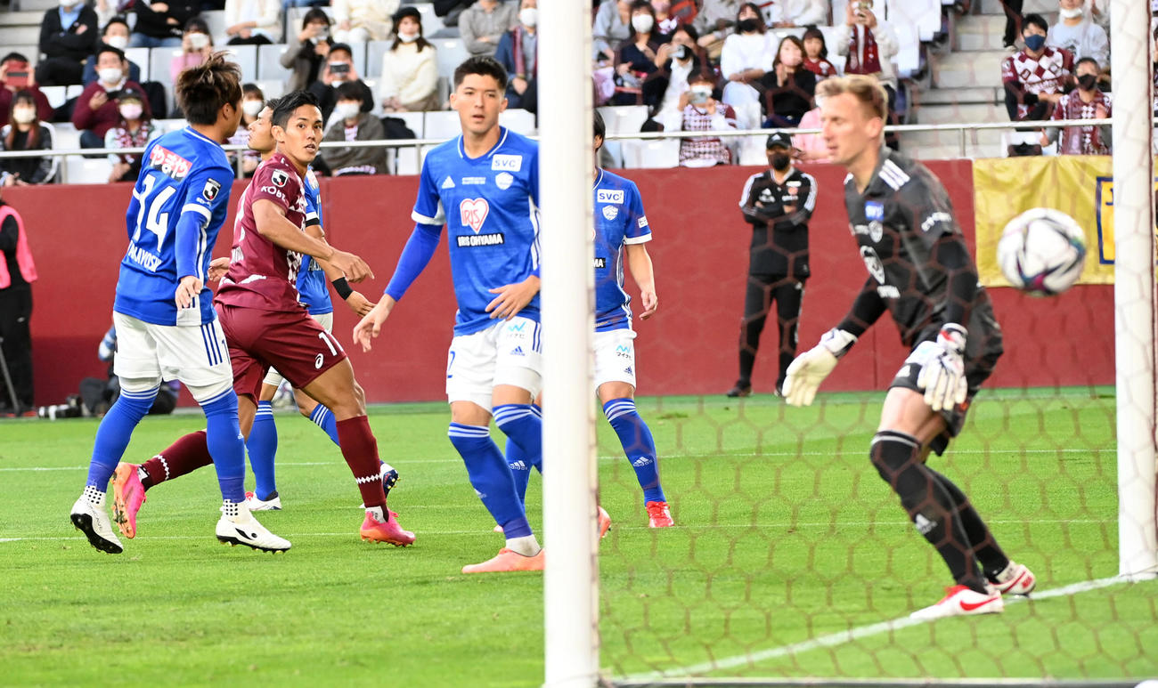 神戸対仙台　前半、先制ゴールを決めた神戸武藤（撮影・前岡正明）