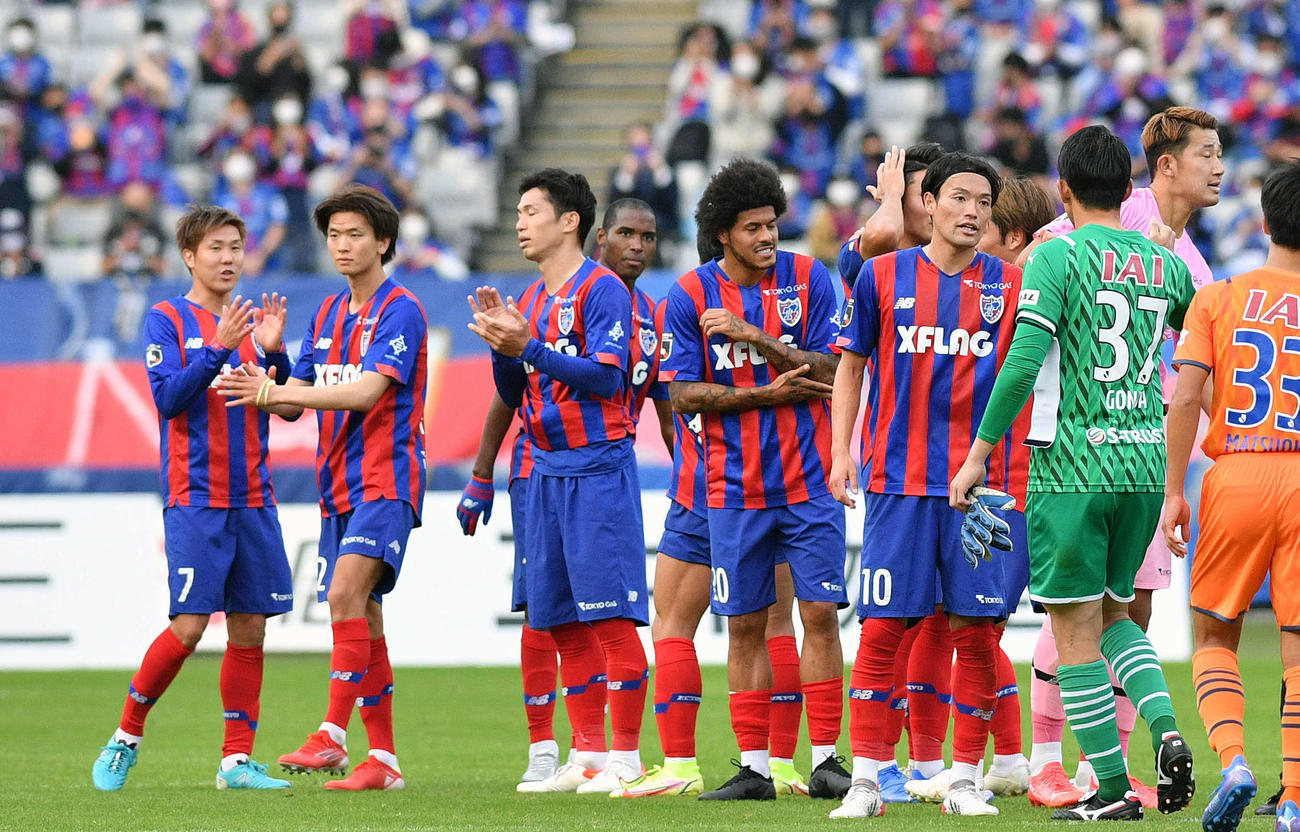 東京対清水　試合に勝利しサポーターに拍手する東京イレブン（撮影・滝沢徹郎）
