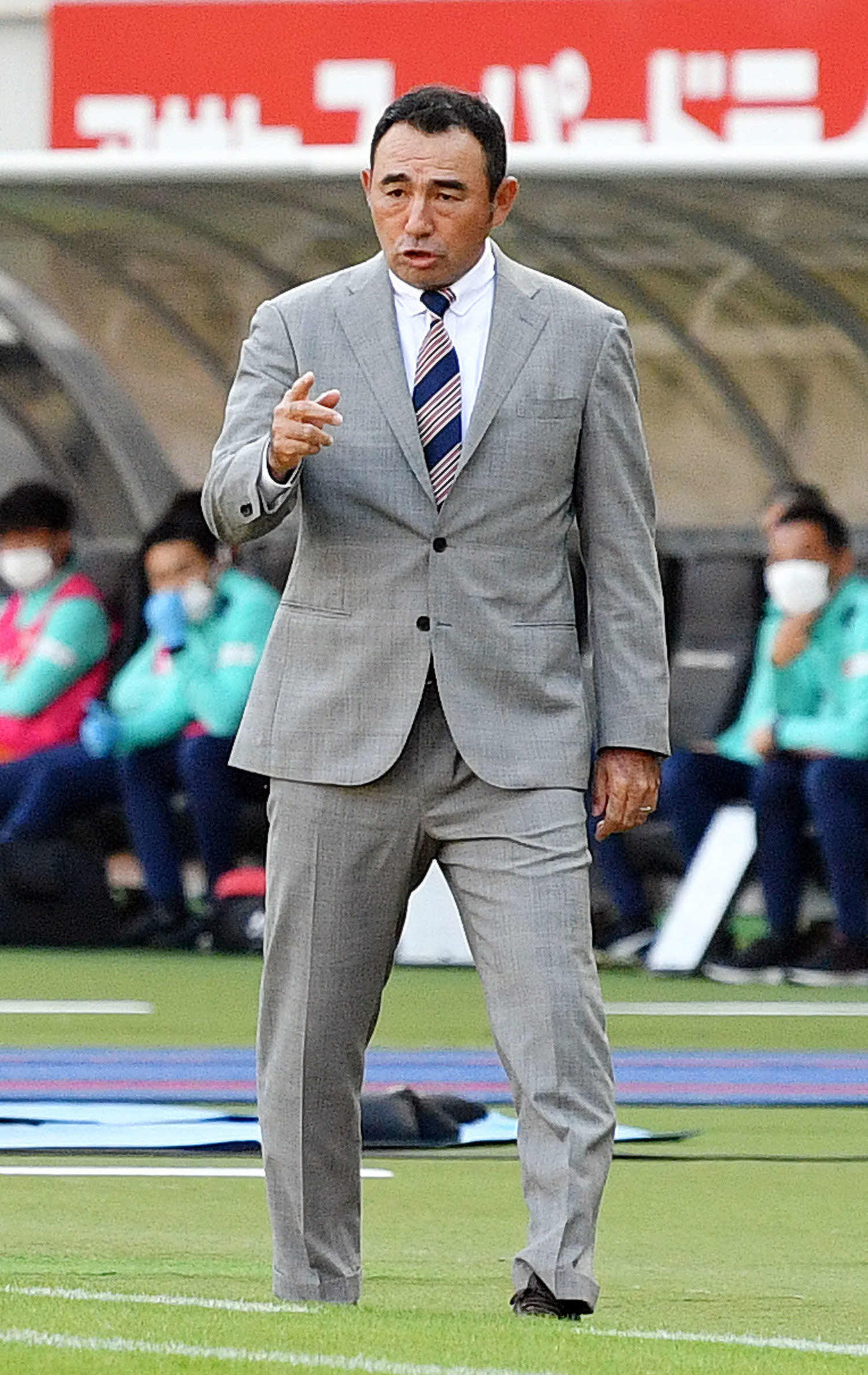 東京対清水　指示を出す東京長谷川監督（撮影・滝沢徹郎）