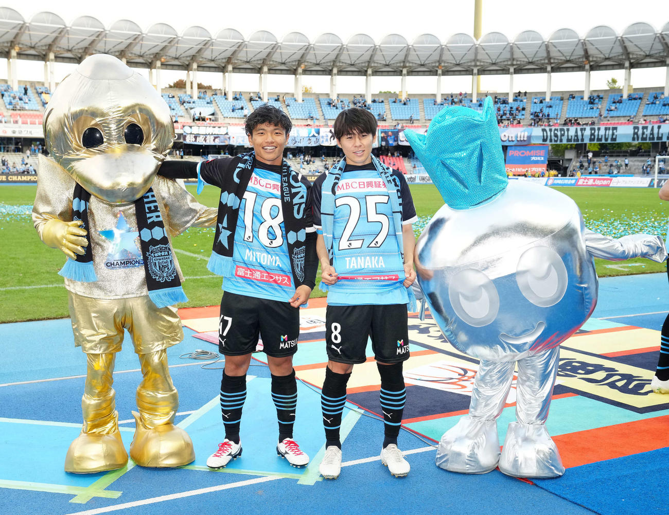 川崎F対浦和　優勝を決めた川崎F旗手（中央左）は三笘、脇坂（同右）は田中のユニホームを着て、写真に納まる（撮影・江口和貴）