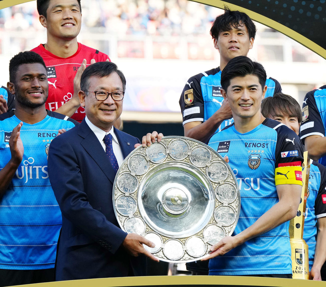 川崎F対浦和　優勝シャーレ（銀皿）を川崎F谷口（右）を渡すJリーグ村井チェアマン（撮影・江口和貴）