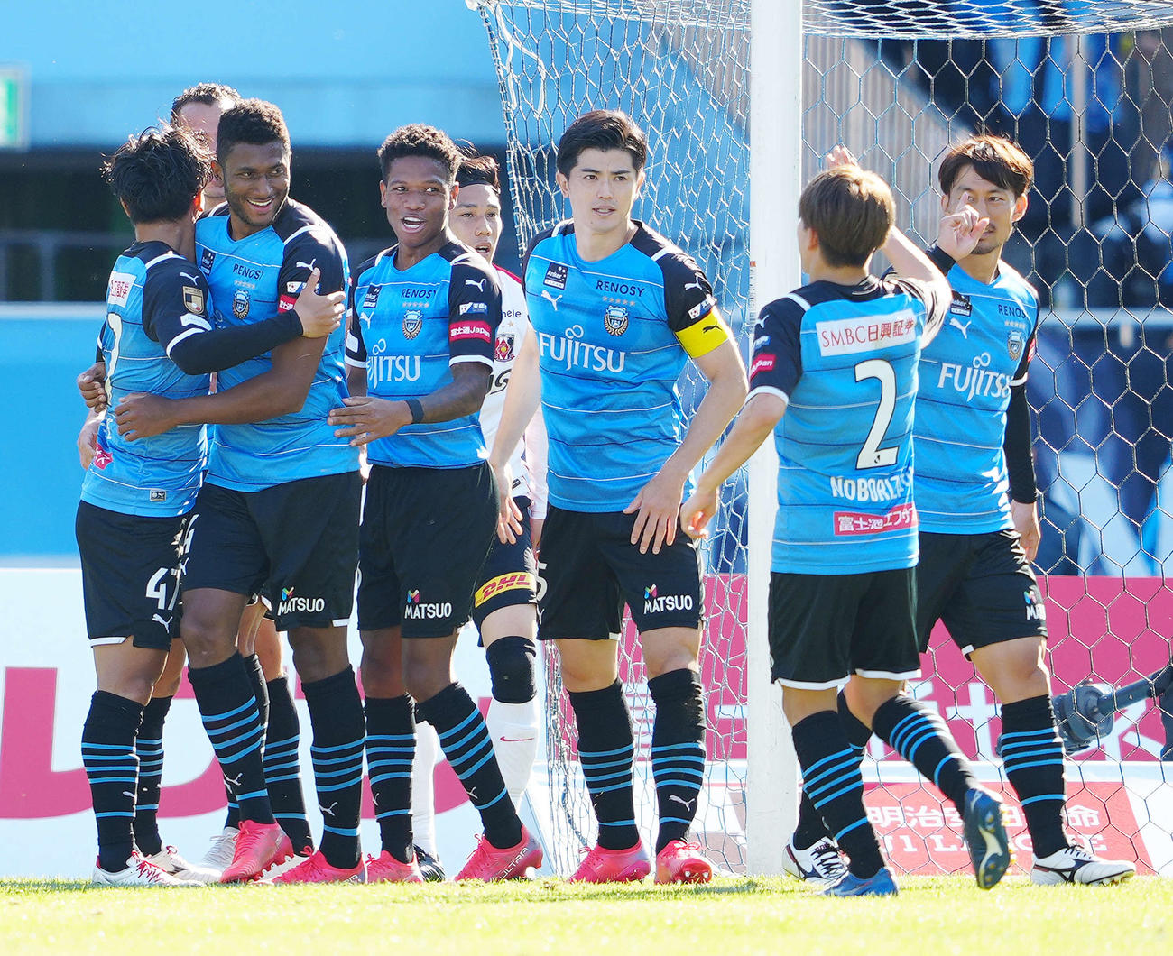 川崎F対浦和　前半、先制ゴールを決め喜ぶ川崎Fジェジエウ（左から2人目）（撮影・江口和貴）