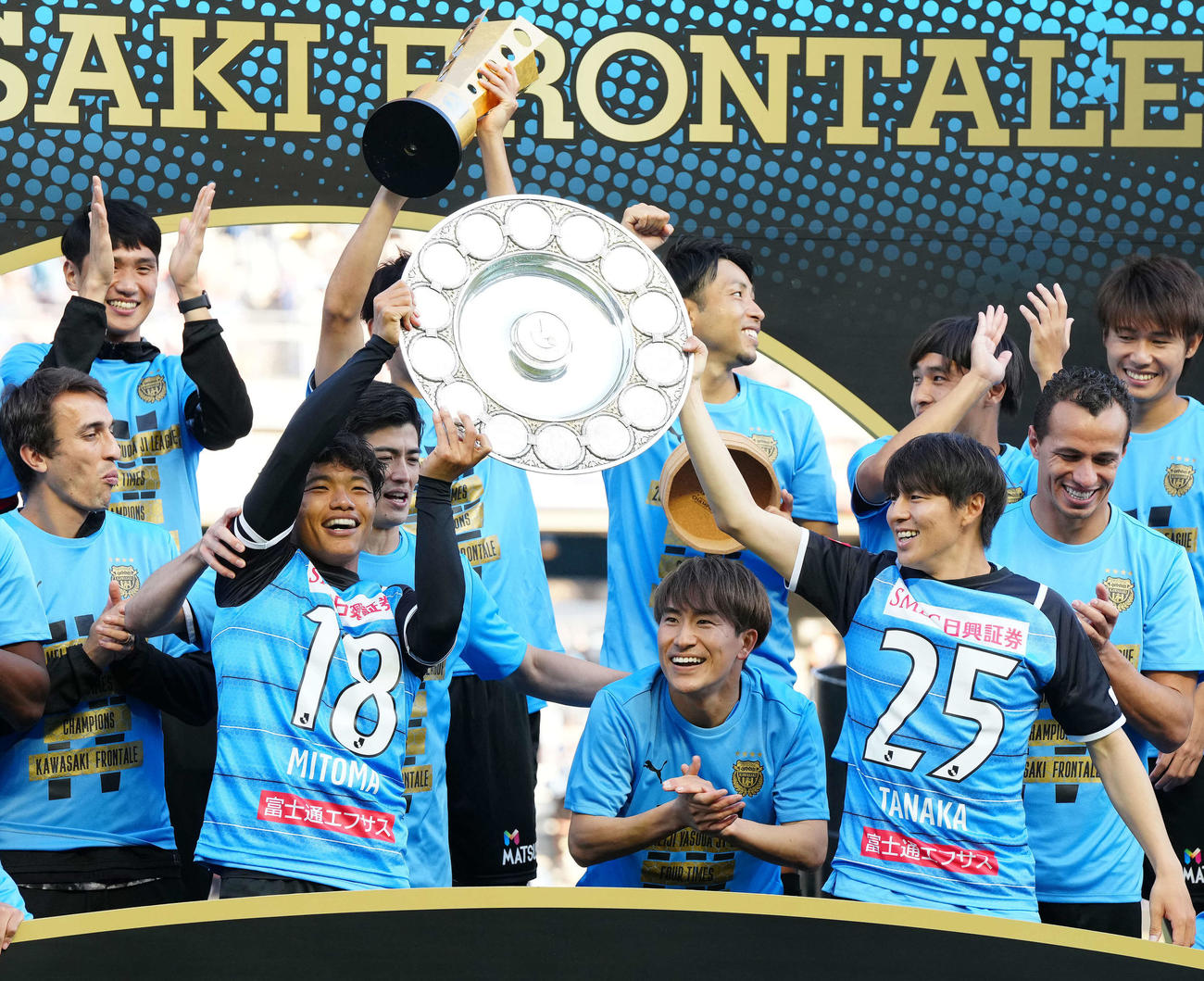川崎F対浦和　優勝を決めシャーレを掲げる田中のユニホームを着た川崎F脇坂（右から2人目）と三笘のユニホームを着た旗手（左から2人目）（撮影・江口和貴）