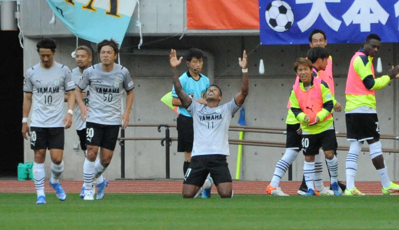 決勝点を喜ぶ磐田FWルキアン（中央）