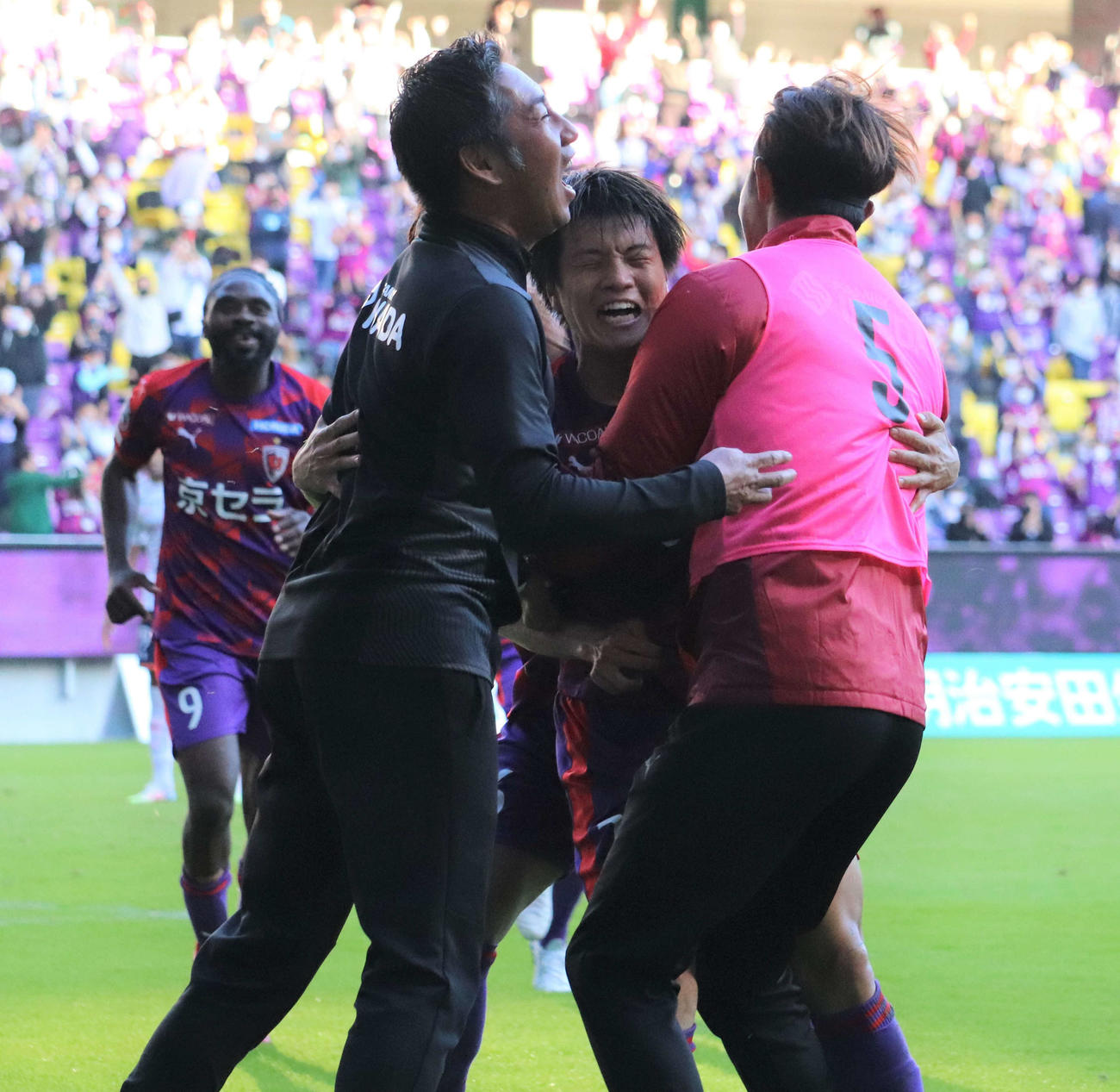 決勝ゴールを決めた京都MF川崎颯太（中央）（撮影・三宅ひとみ）