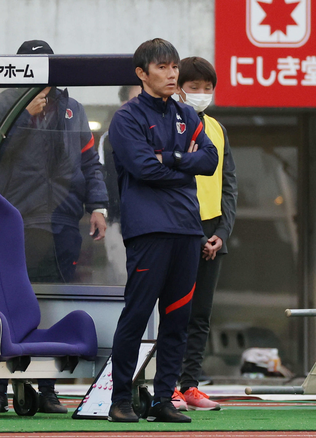 広島対鹿島　後半　フィールドを見つめる鹿島相馬監督（撮影・加藤孝規）