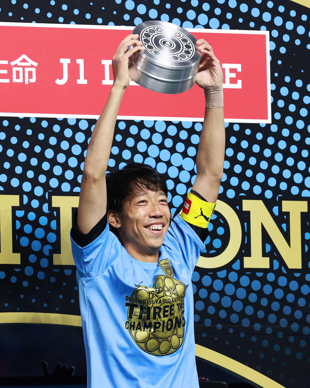 アルミ製フロおけを掲げる川崎F・MF中村憲剛（20年11月25日撮影）