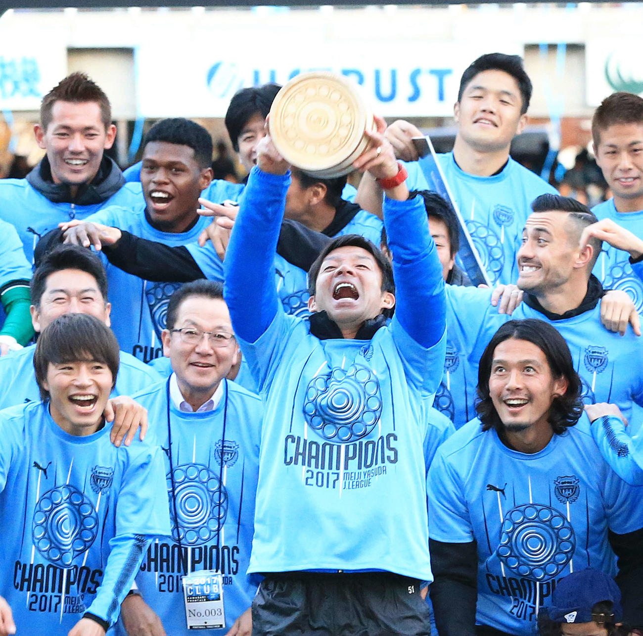 Jリーグ初優勝を決め、川崎F鬼木監督（中央）は優勝シャーレ（銀皿）の代わりに「おフロ（お風呂）ンターレ」のダジャレから、風呂おけを掲げる（17年12月2日撮影）