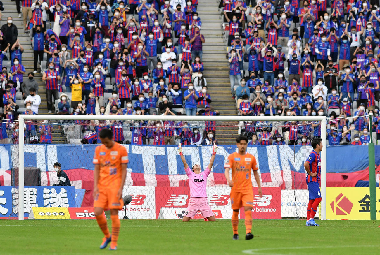 東京対清水　試合に勝利し天を指さす東京GK波多野（奥）（撮影・滝沢徹郎）
