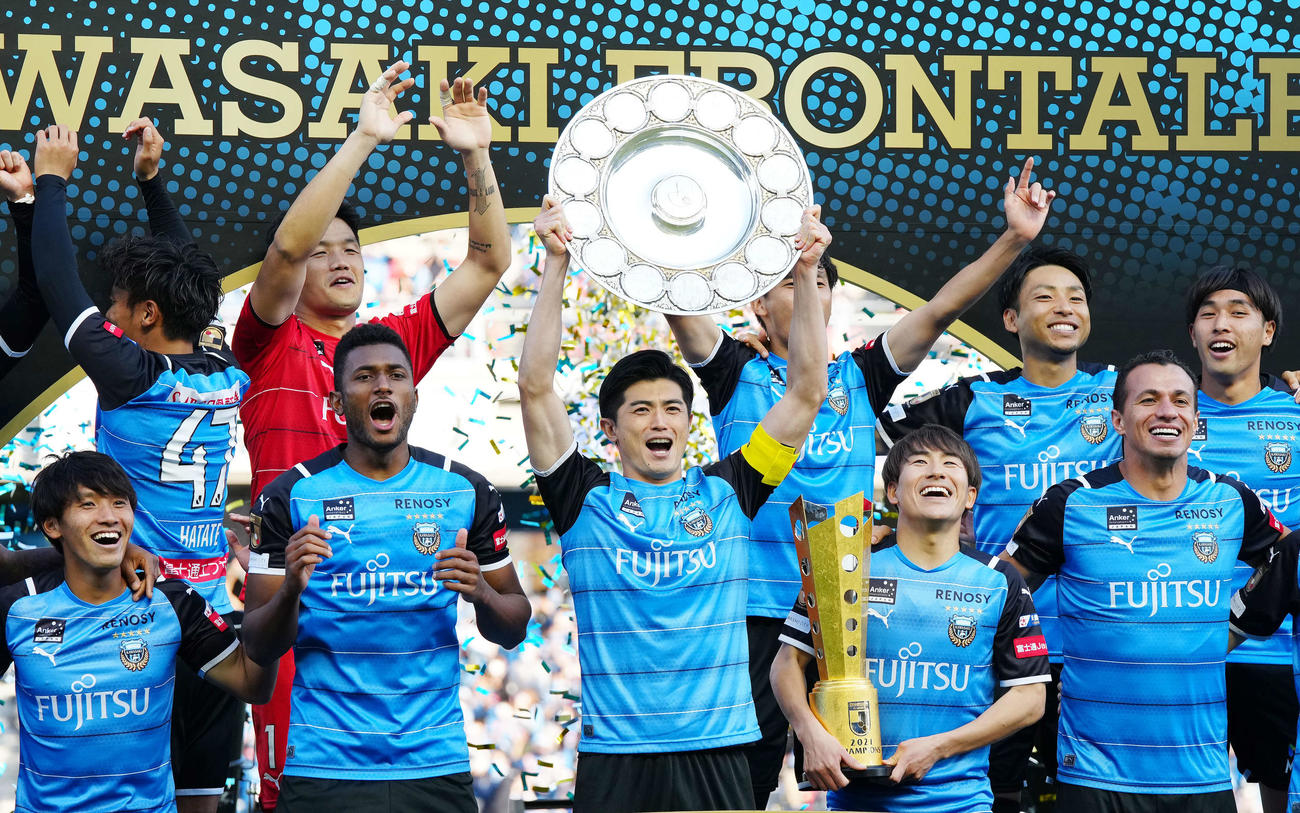 川崎F対浦和　優勝シャーレ（銀皿）を掲げる川崎F谷口（中央）（撮影・江口和貴）
