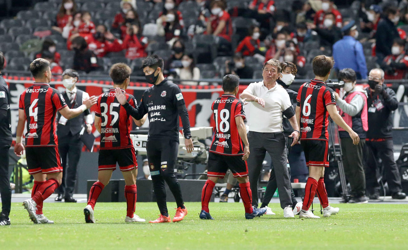 札幌対湘南　試合終了後、札幌イレブンを出迎えるペトロビッチ監督（右奥）（撮影・佐藤翔太）