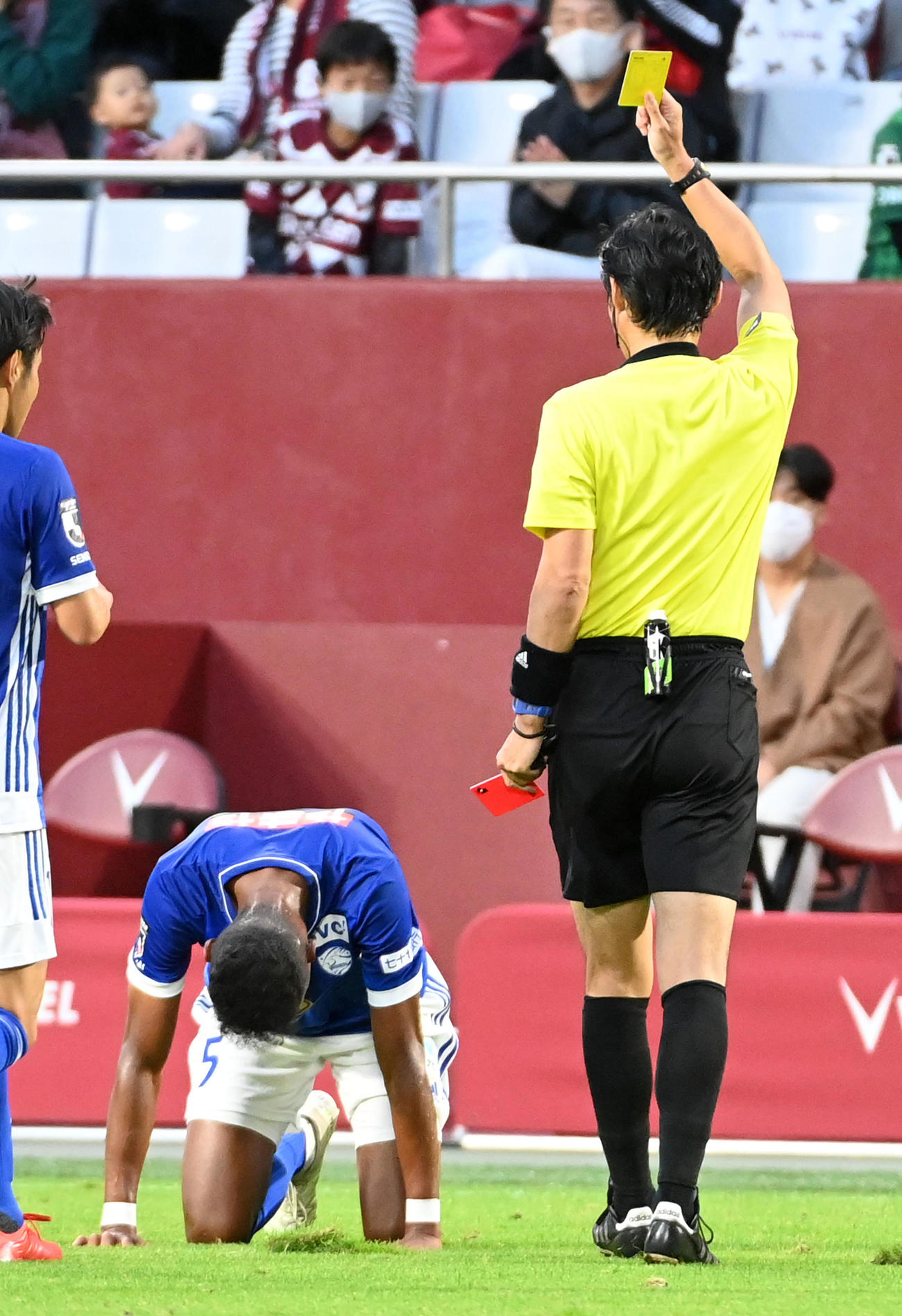 前半、退場となってうなだれる仙台アピアタウィア（撮影・前岡正明）