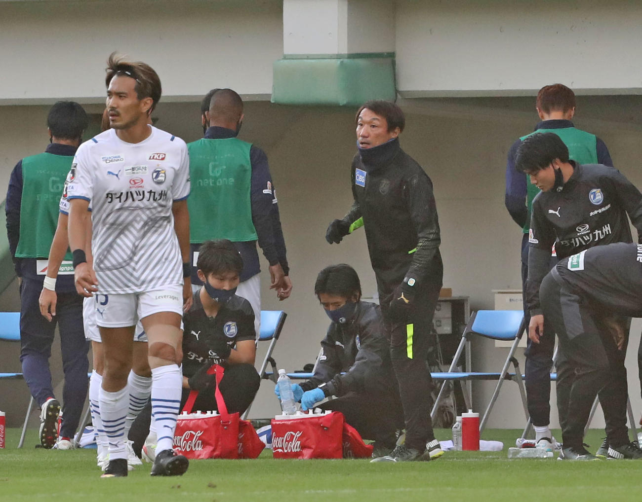 福岡対大分　選手に指示をする片野坂監督（撮影・屋方直哉）
