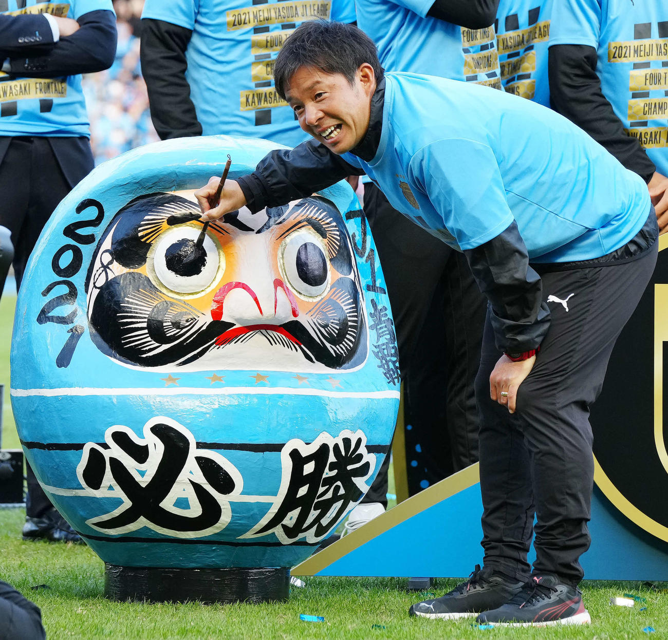 川崎F対浦和　優勝し、だるまの目を入れた川崎F鬼木監督（撮影・江口和貴）