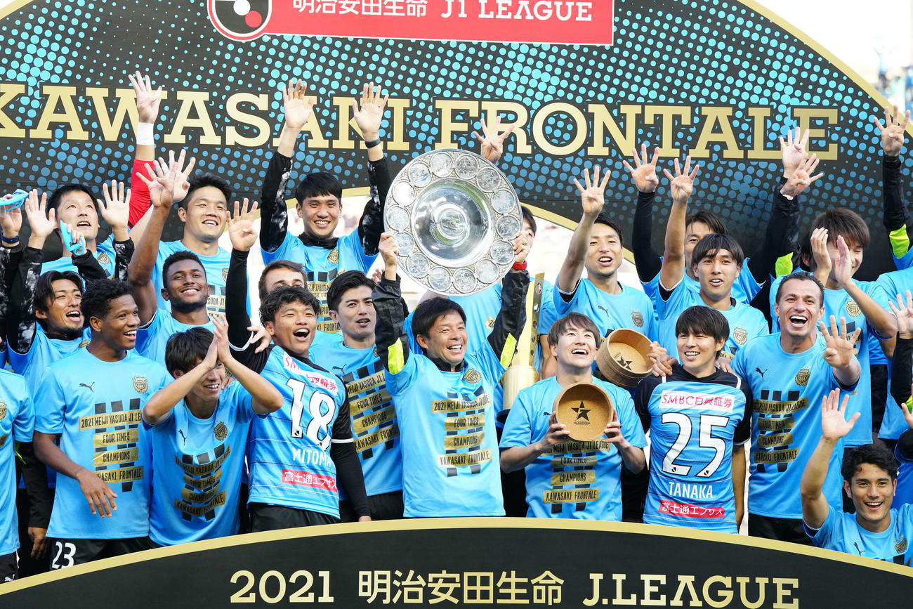 川崎F対浦和　優勝を決めシャーレ（銀皿）を掲げる川崎F鬼木監督（中央）（撮影・江口和貴）