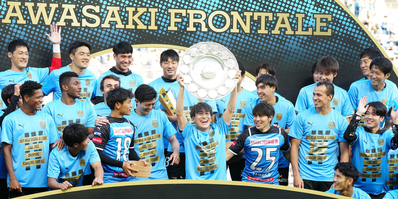 川崎F対浦和　川崎F登里（中央）がシャーレを掲げるも選手たちはあえて無反応（撮影・江口和貴）