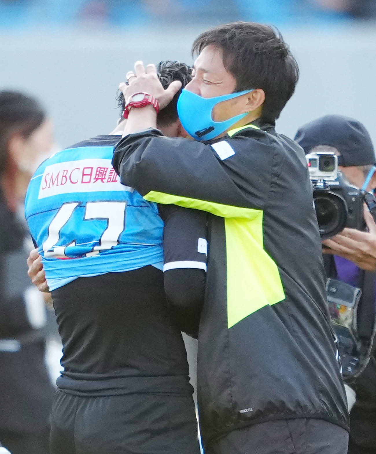 川崎F対浦和　優勝を決め涙する川崎F旗手（左）をねぎらう鬼木監督（撮影・江口和貴）