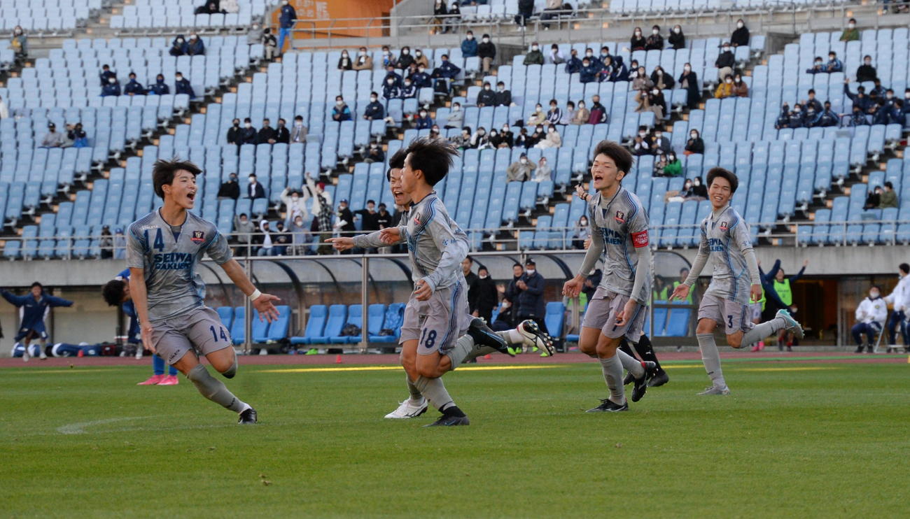 延長後半3分、勝ち越し弾を決めた聖和学園・守屋（中央手前）に駆け寄るイレブン