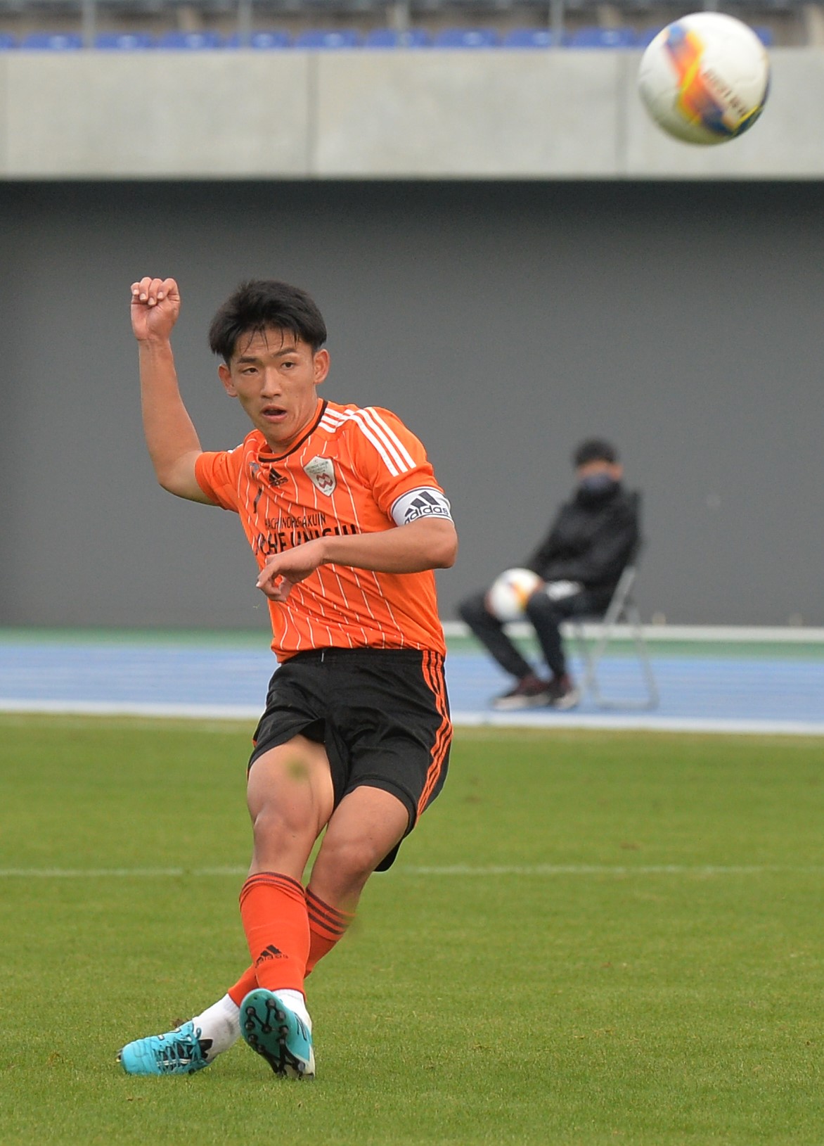 フリーキックを蹴る八戸学院野辺地西MF木村主将（撮影・佐藤究）