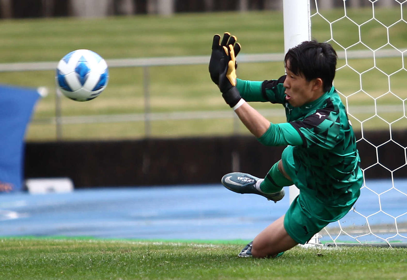 PK戦で1人目のシュートを止める北越のGK内田