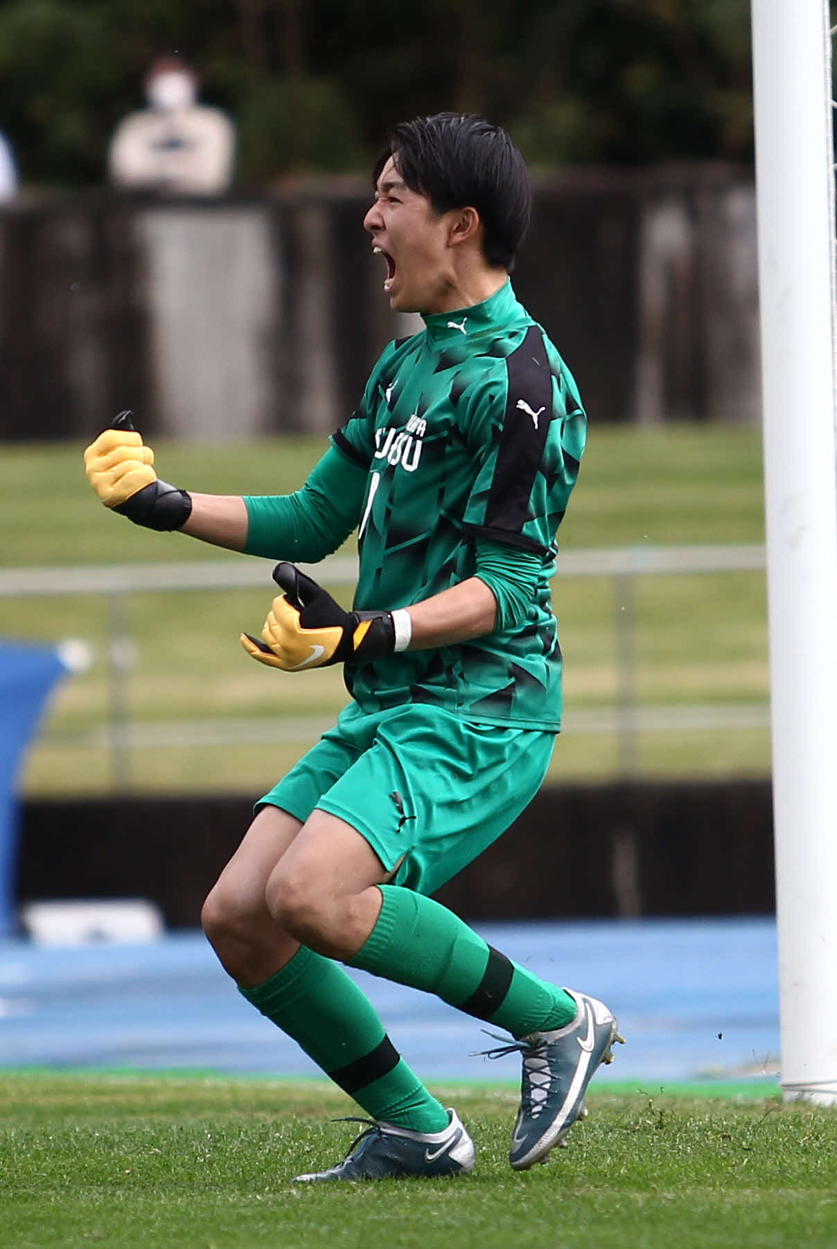 PK戦で1人目のシュートを止めて雄たけびをあげる北越のGK内田