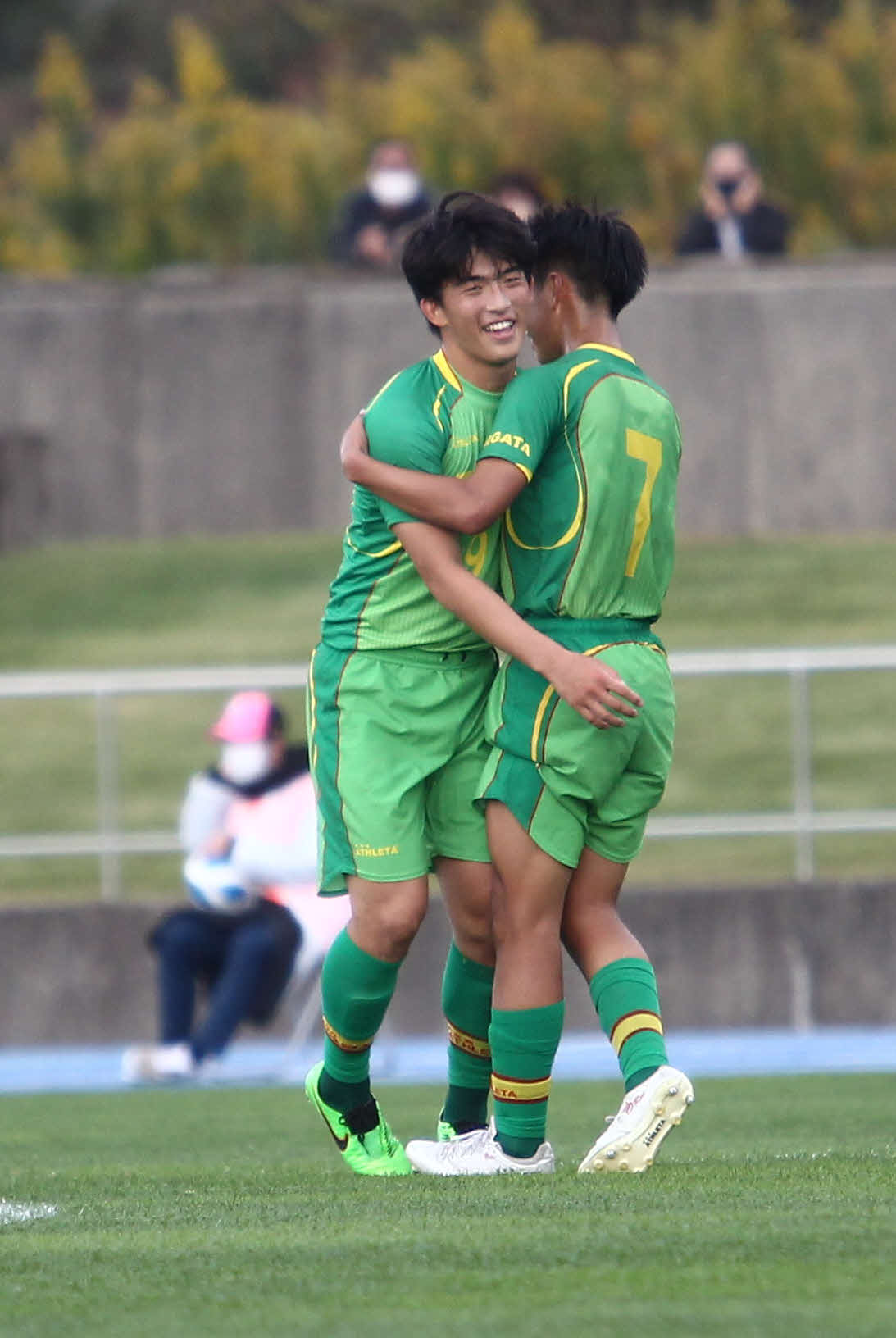勝ち越しFKを決めた帝京長岡のFW渡辺（左）