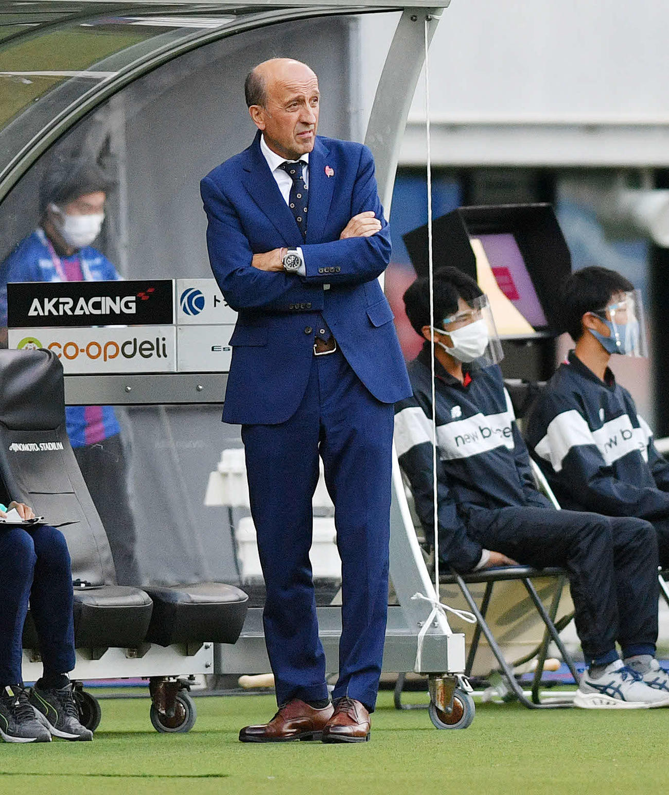 3日　東京対清水　厳しい表情で戦況を見つめる清水ロティーナ監督（撮影・滝沢徹郎）