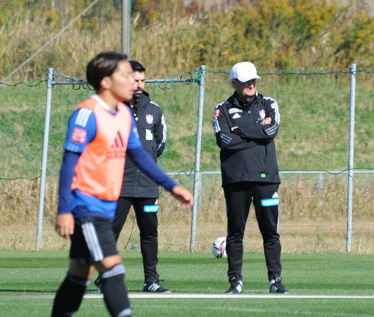 前日連取で選手を見つめるアルベルト監督（右）