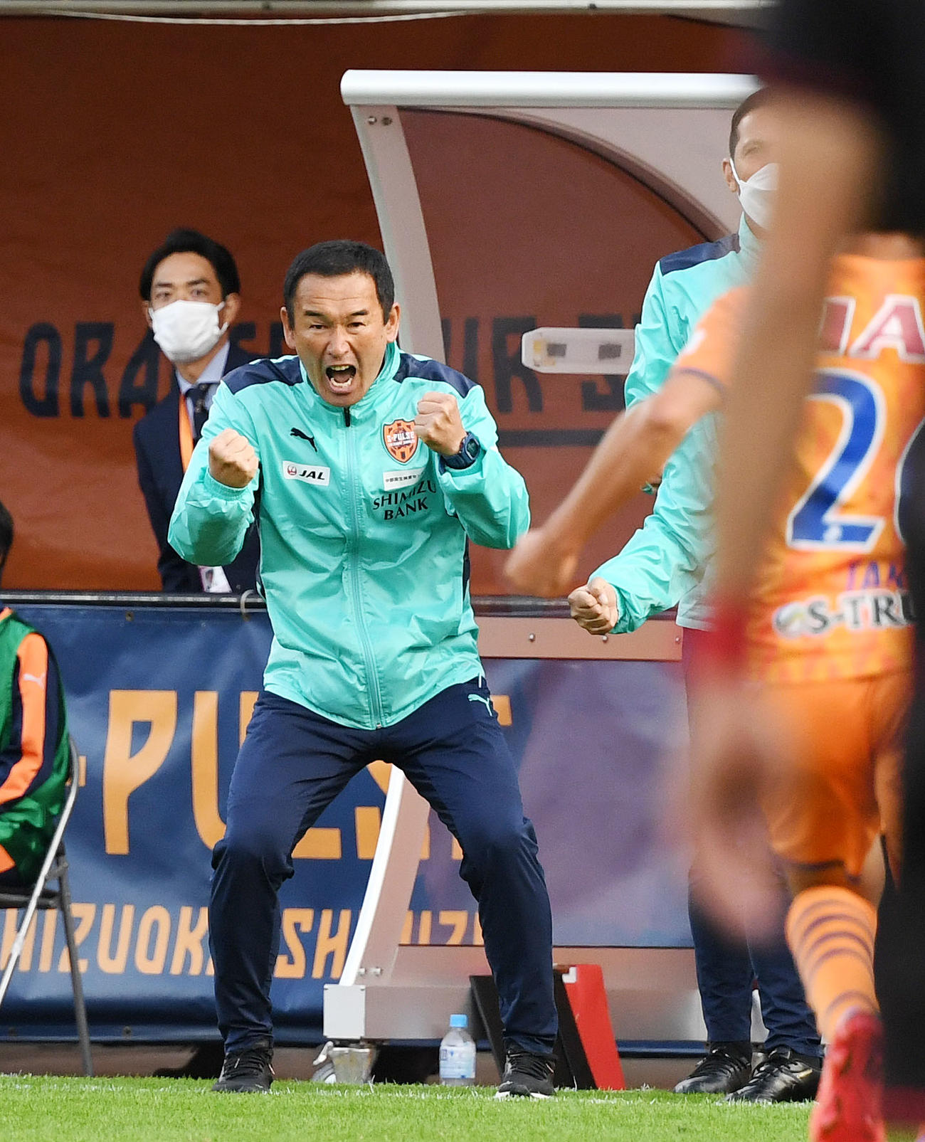 清水対札幌　後半、清水滝がゴールを決め雄たけびを上げる平岡監督（撮影・横山健太）