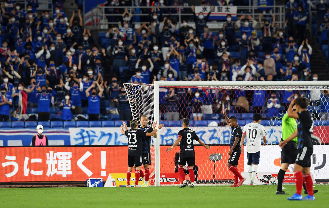 横浜対東京　後半、ゴールを決めハットトリックを達成する横浜前田（撮影・たえ見朱実）