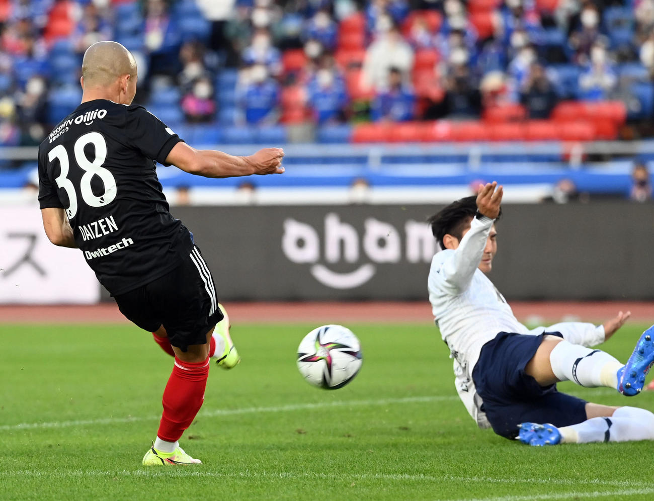 横浜対東京　前半、ゴール前に詰めた横浜前田は東京GK波多野に抑えられも、こぼれ球に冷静に反応しゴールを決める（撮影・たえ見朱実）