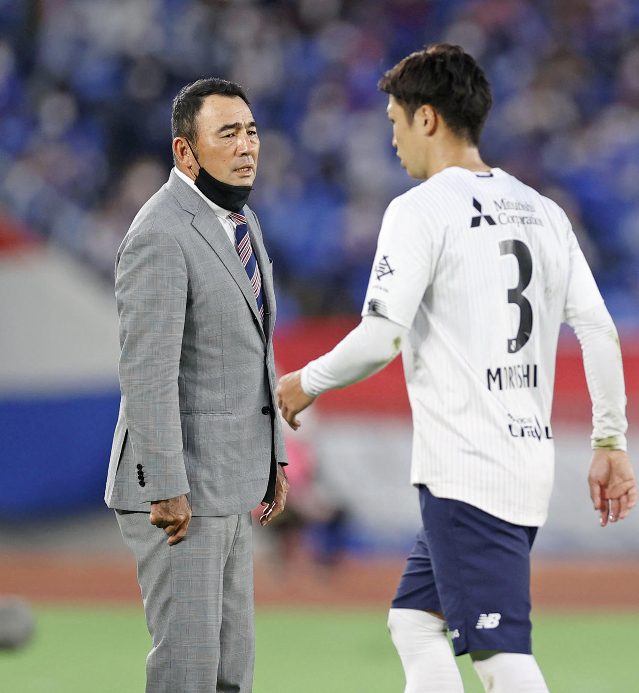 横浜M―FC東京　前半、劣勢に厳しい表情のFC東京・長谷川監督。右は退場処分の森重（共同）