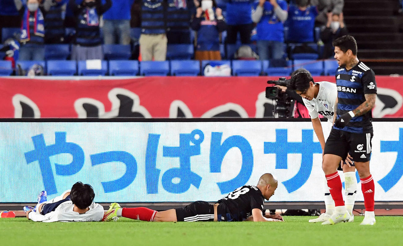 横浜対東京　後半、横浜前田がヘディングで突っ込み、相手のオウンゴールを誘った（撮影・たえ見朱実）