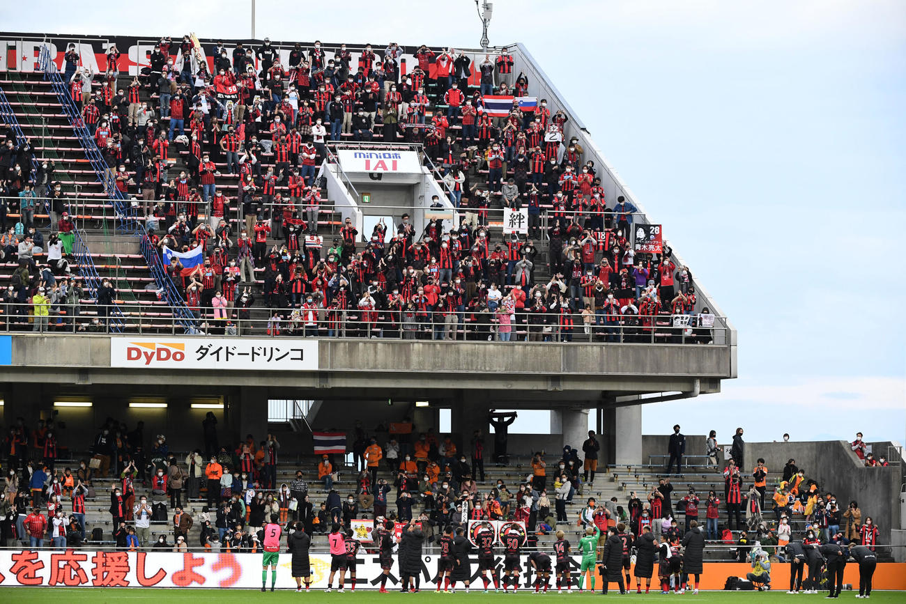 清水対札幌　清水と引き分けに終わりあいさつをする札幌イレブン（撮影・横山健太）