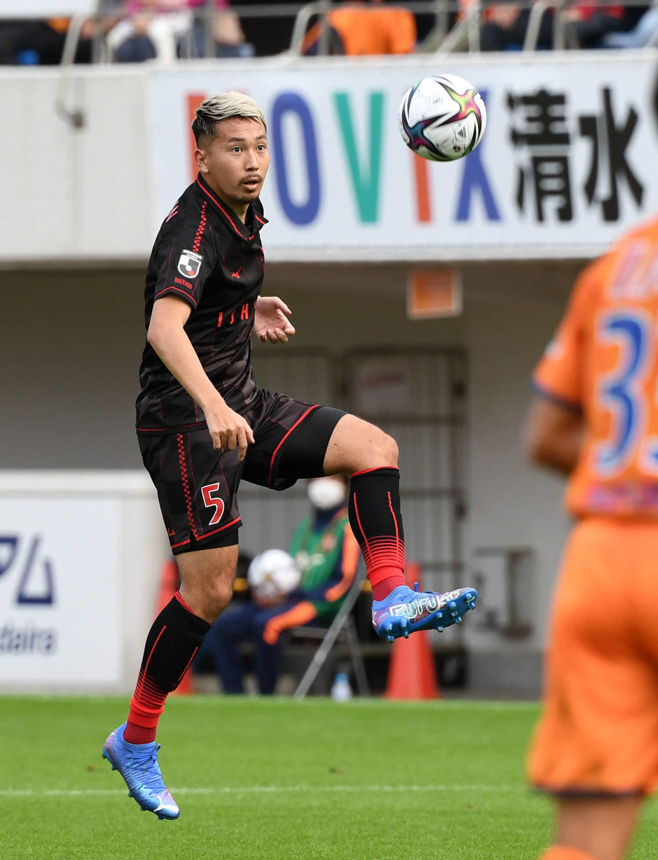 清水対札幌　前半、トラップする札幌福森（撮影・横山健太）