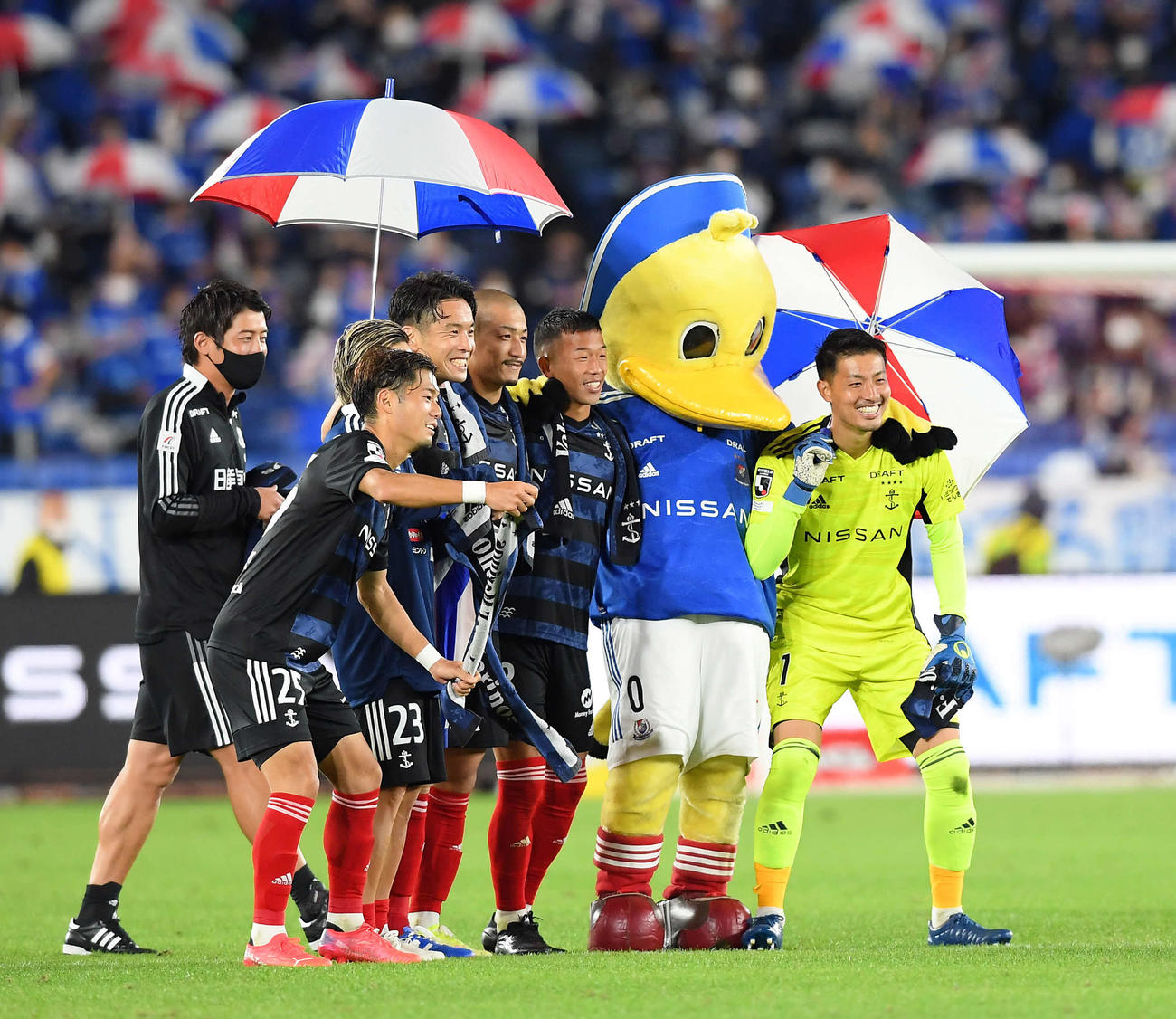 横浜対東京　ハットトリックを決め、笑顔で場内を回る横浜前田（右から4人目）（撮影・たえ見朱実）